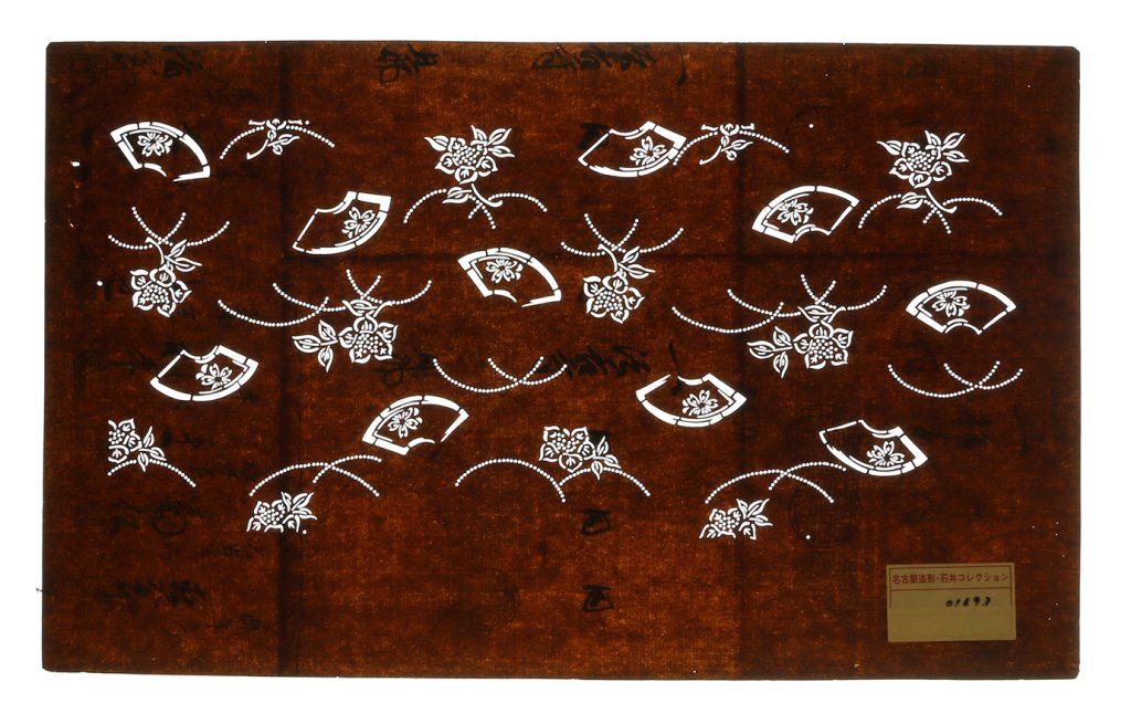 01693　紋入扇面に花