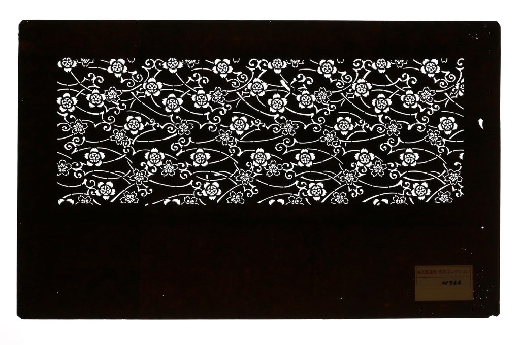 01766　桜花に波唐草　星ナシ