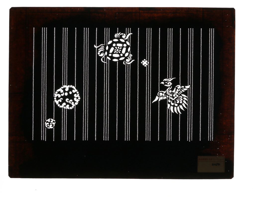 02054　キリ　タテ縞に紋