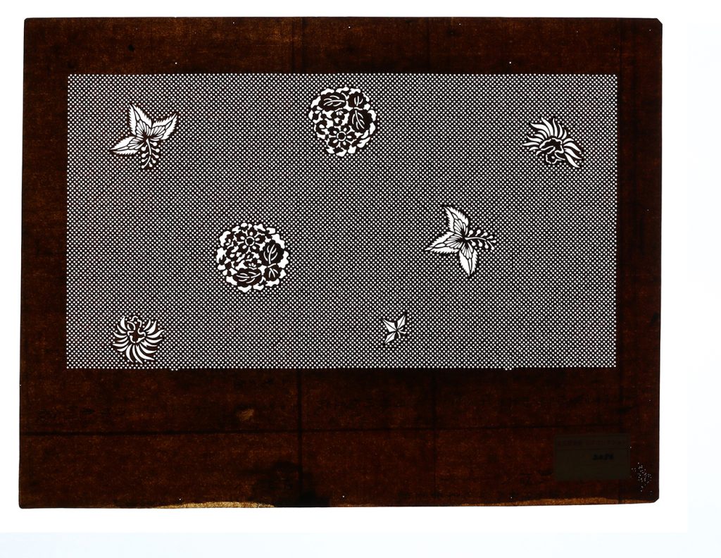 02056　サメ小紋に花紋