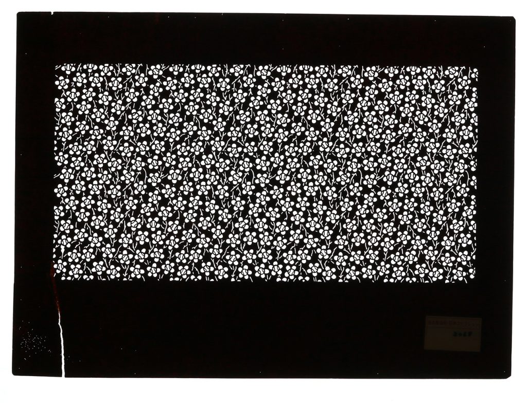 02070　蝶並斜縞