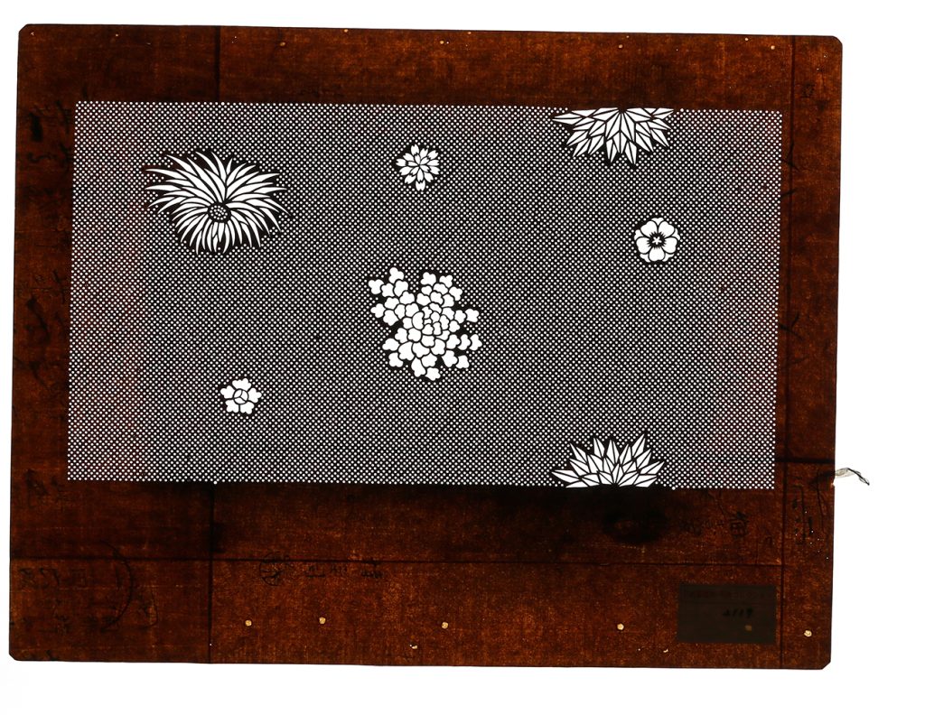 02119　サメ小紋に花