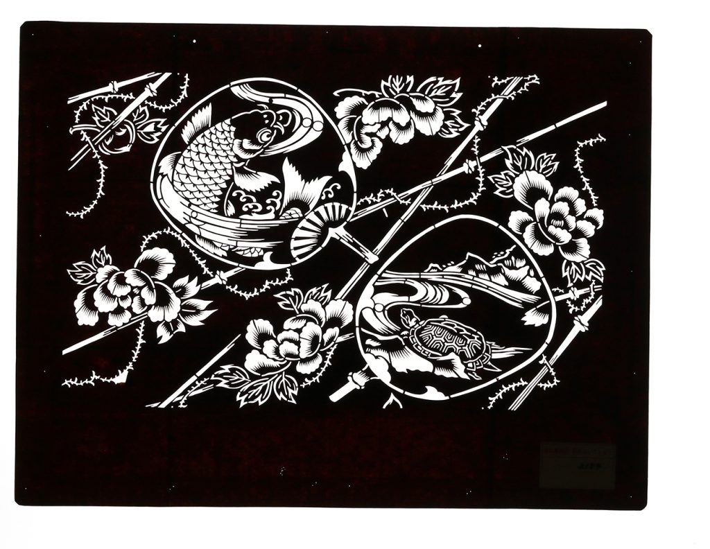 02154　絵入団肩に花