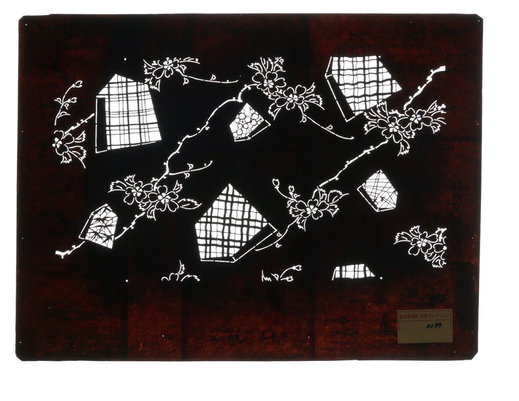 02199　紋入将棋駒に花枝