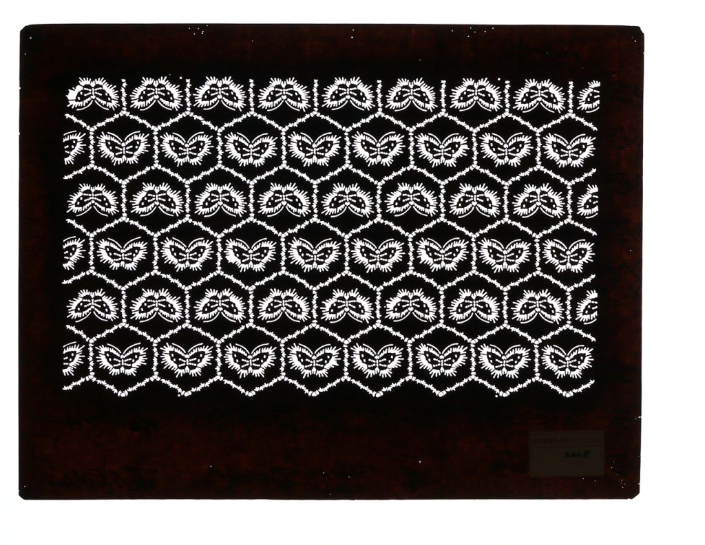 02215　蝶入亀甲つなぎ